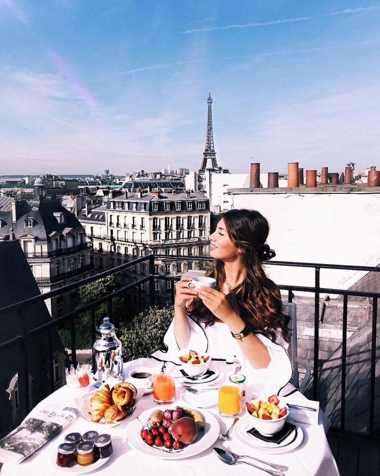Девушка в кафе в Париже