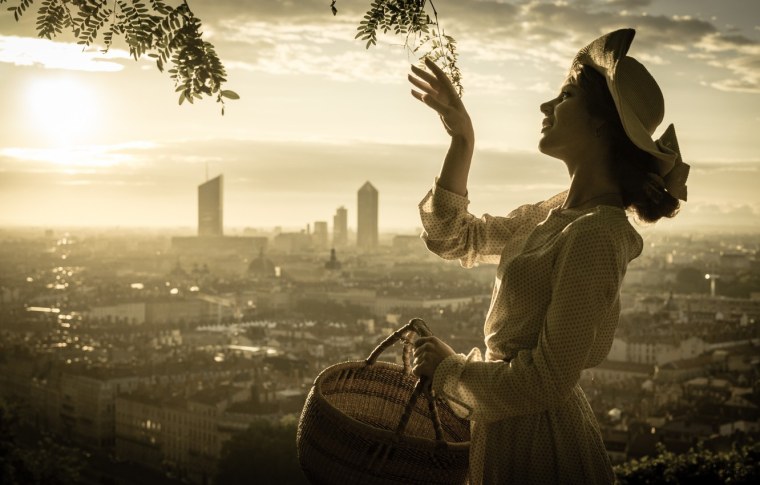 Счастливая девушка в городе