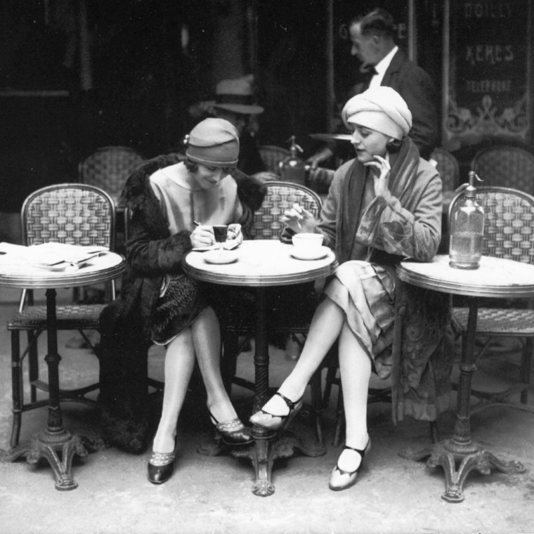 Кафе со столиками на улице 20 век