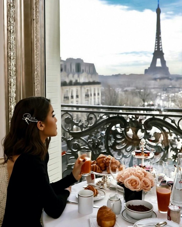 Завтрак с видом на Эйфелеву башню