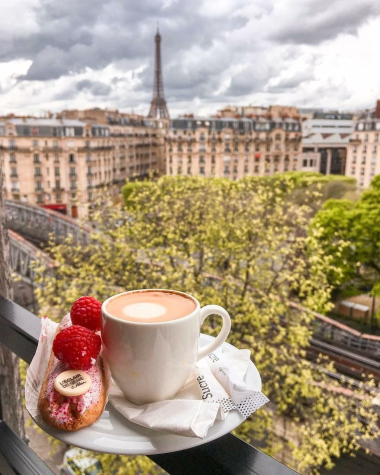 Утро в Париже