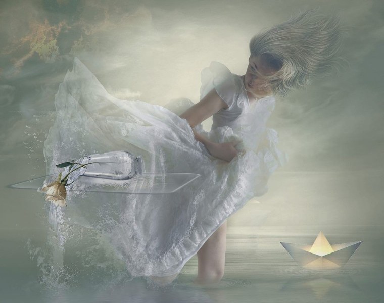 Девушка идущая по волнам