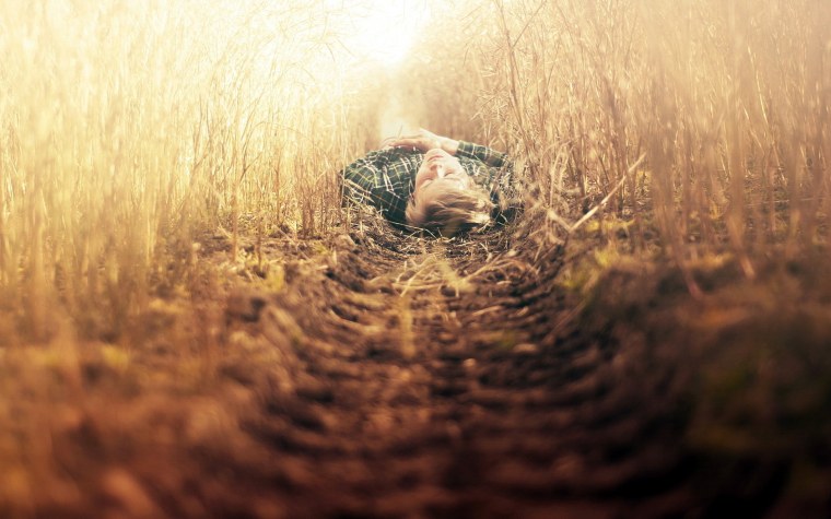 Человек на фоне травы