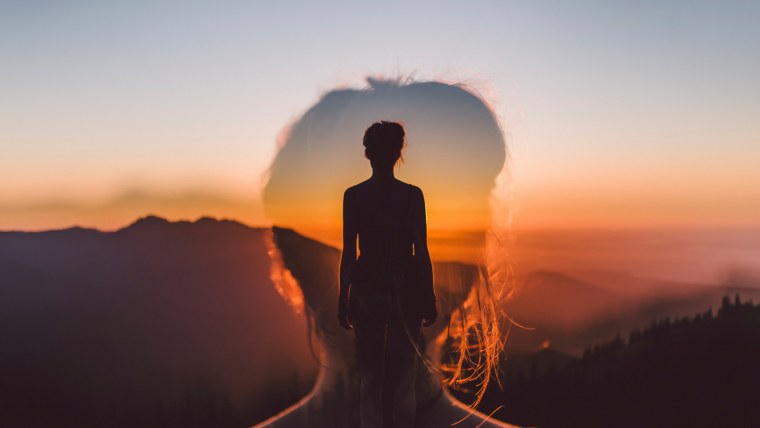 Женские силуэты на фоне природы