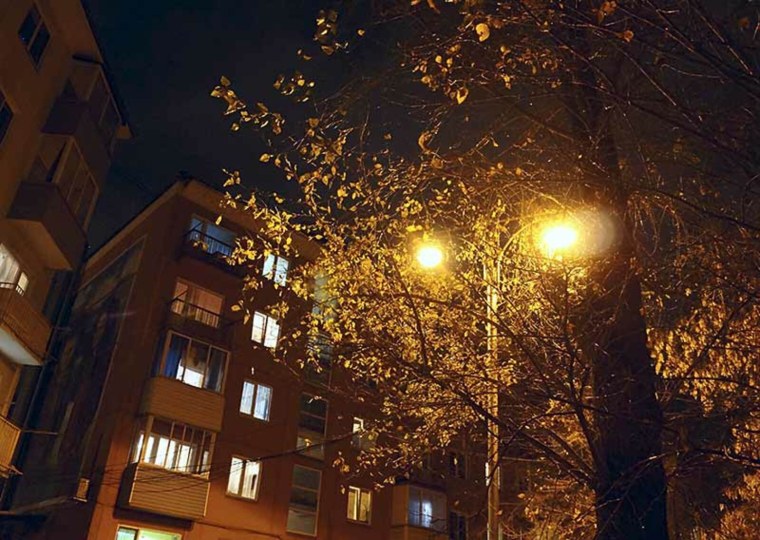 Двор многоэтажки ночью