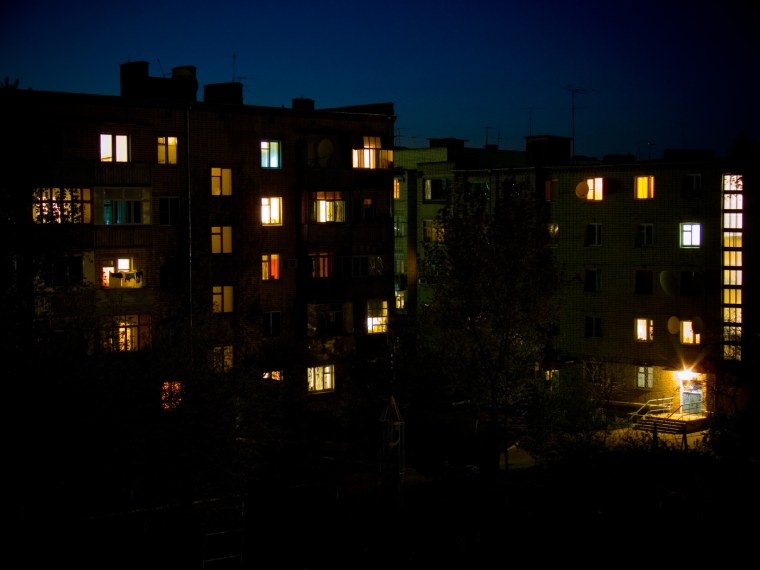 Многоэтажный дом ночью