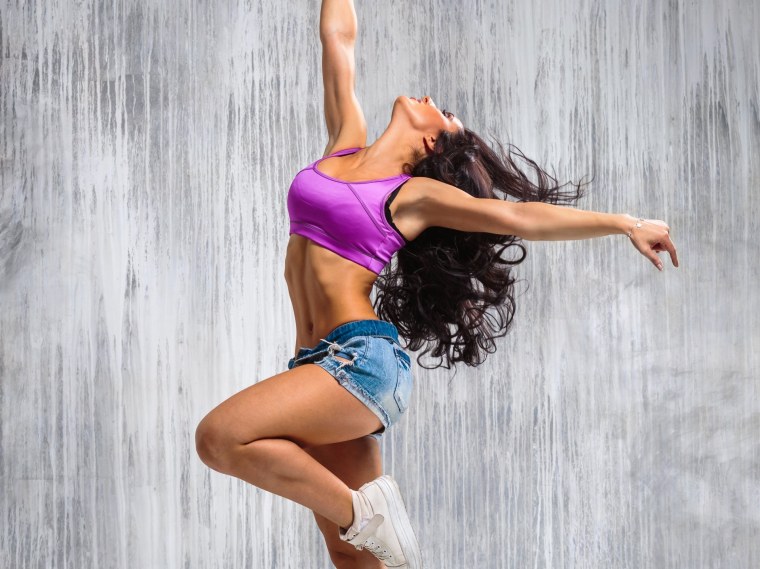 Красивая девушка танцует