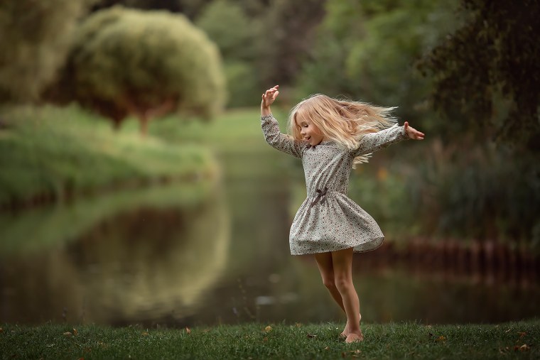 Девушка кружится в танце