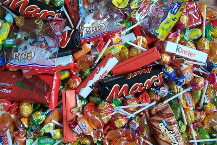 Шоколадные батончики, леденцы и жевательные конфеты