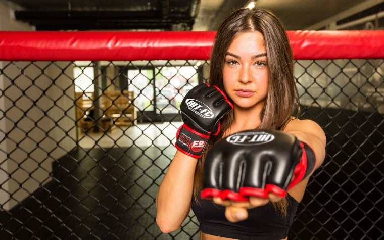 Боец юфс Джина Карано