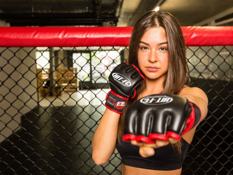 Боец юфс девушка Карано