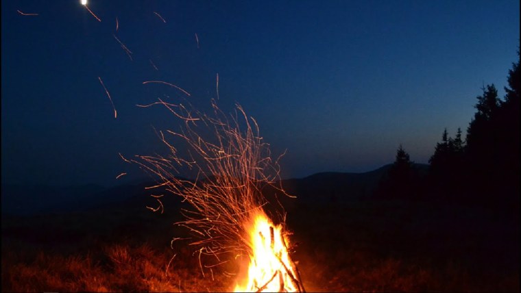 Костер в горах ночью