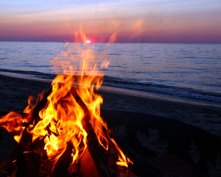 Костер на пляже ночью