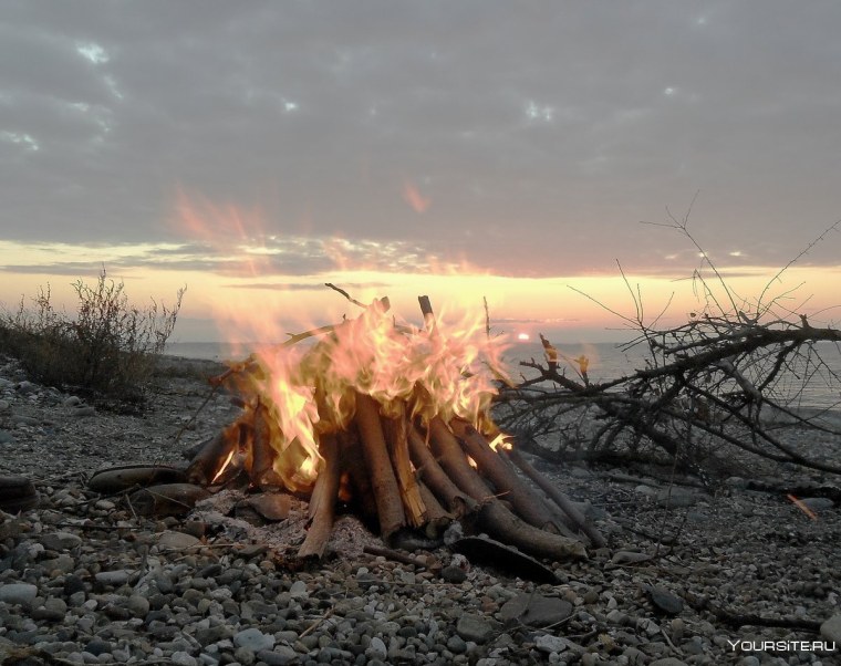 Костер у берега