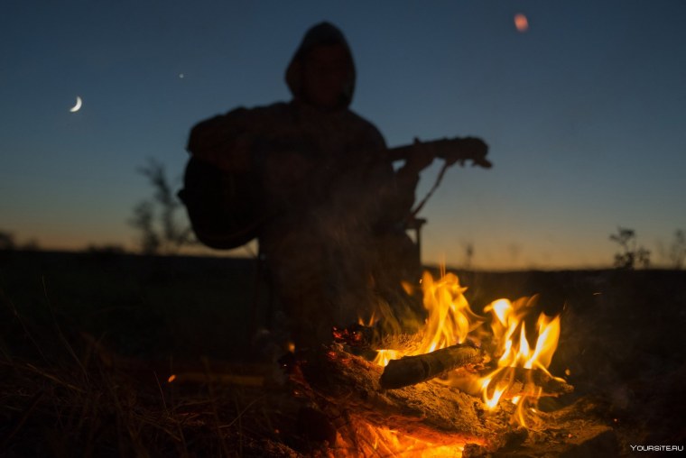 Люди у костра
