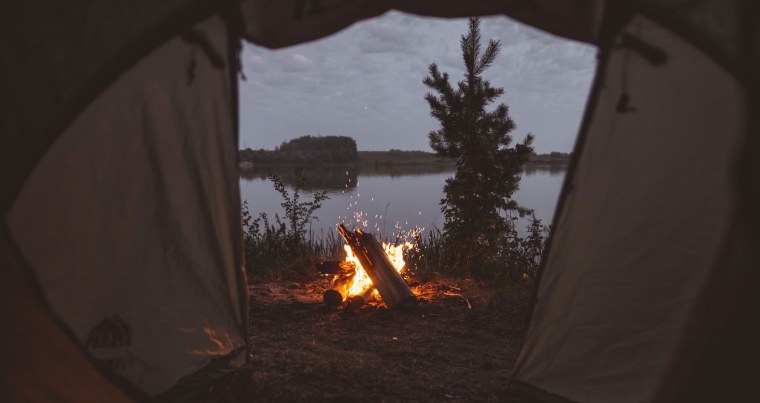 Лесной шатер, кемпинг, костер