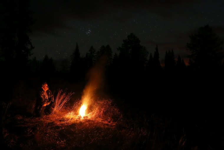 Костёр в лесу ночью