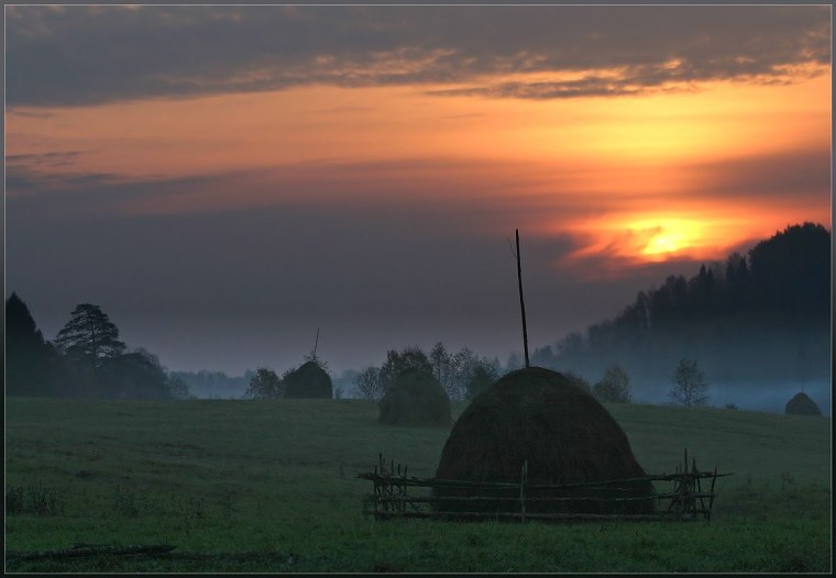Поле в деревне ночью