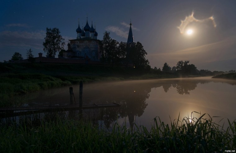 Ночной пейзаж с храмом