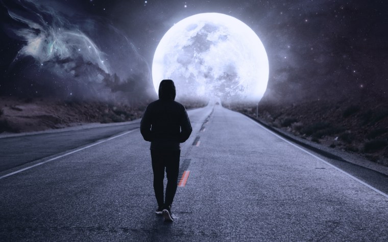 Парень под луной