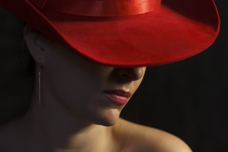 Женщина в красной шляпе