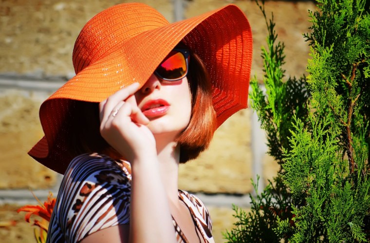 Рыжая женщина в шляпе