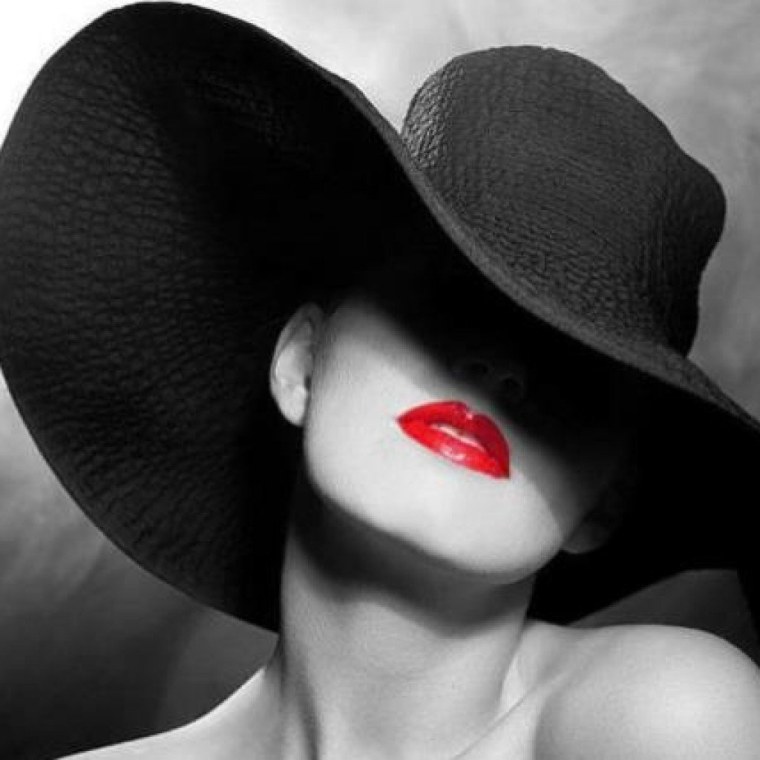 Девушка в чёрной шляпе с красными губами