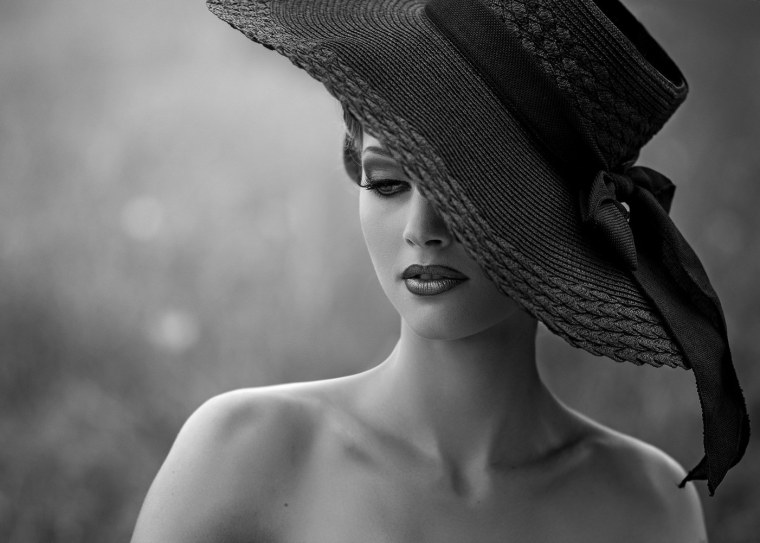 Элегантная дама в шляпе