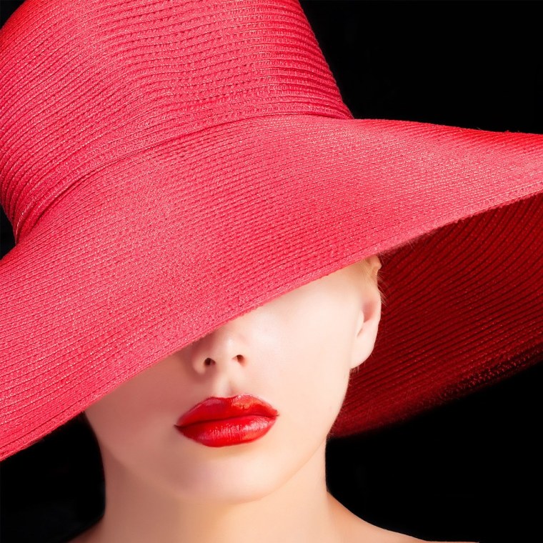 Девушка в красной шляпе