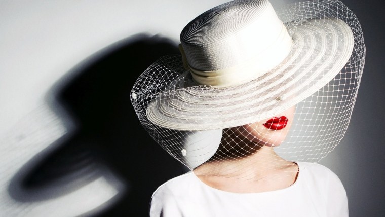 Дама в шляпке с вуалью