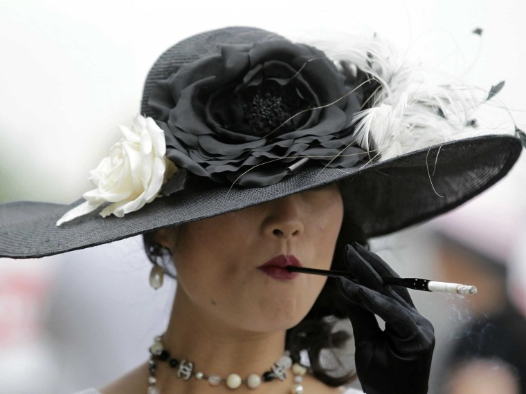 Женщина в шляпе с сигаретой