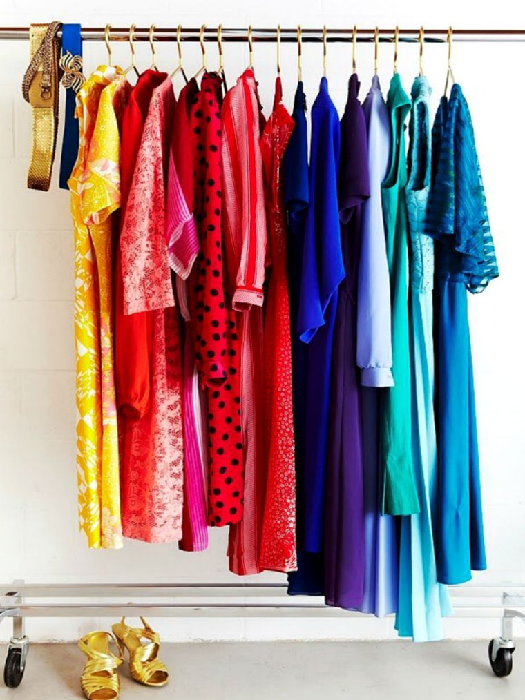 Женская одежда на вешалке