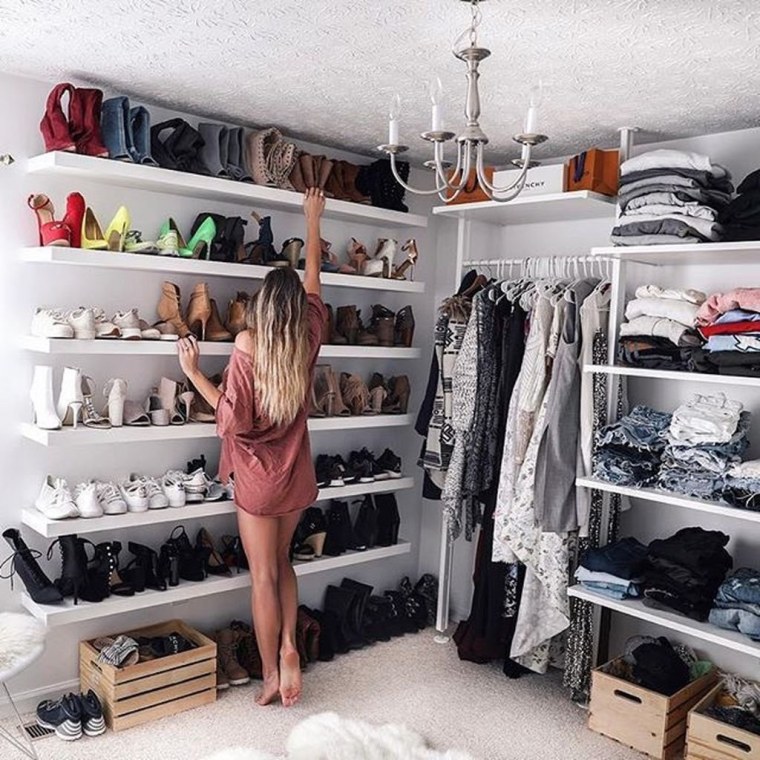 Гардеробная с одеждой