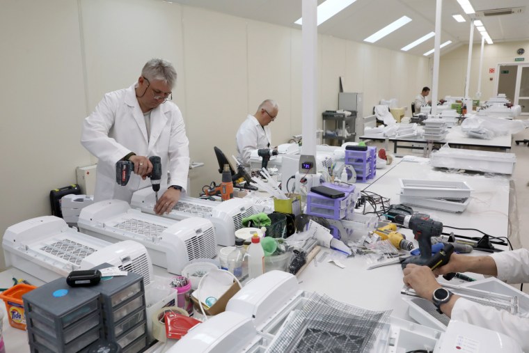 Сотрудники завода