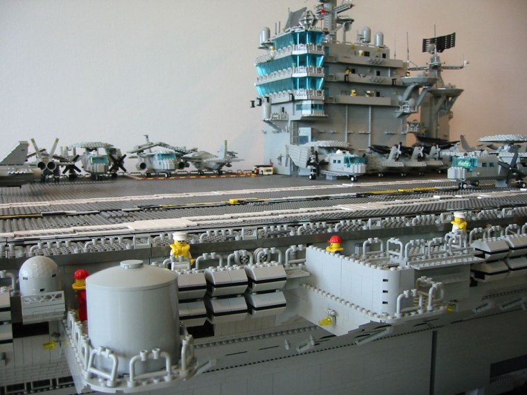 Авианосец Гарри Трумэн из лего