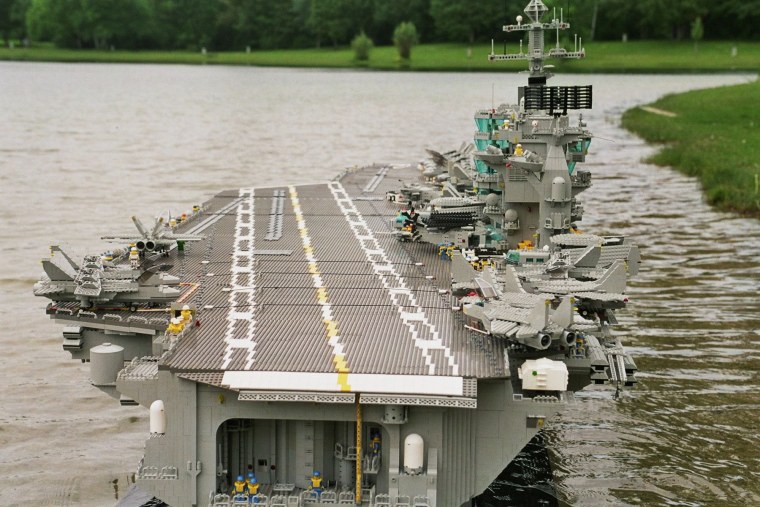 Авианосец Гарри Трумэн из лего