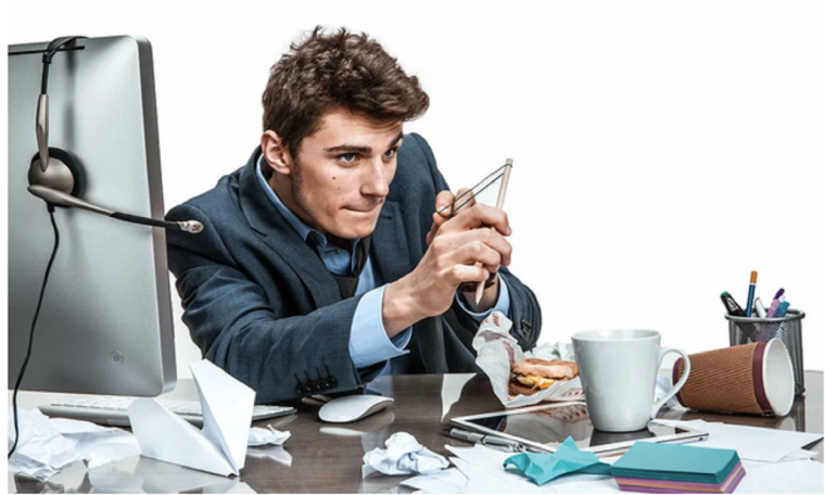 Ленивый человек на работе