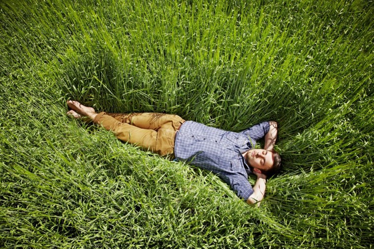 Человек лежит на траве