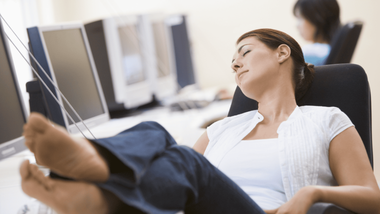 Уставшие ноги в офисе