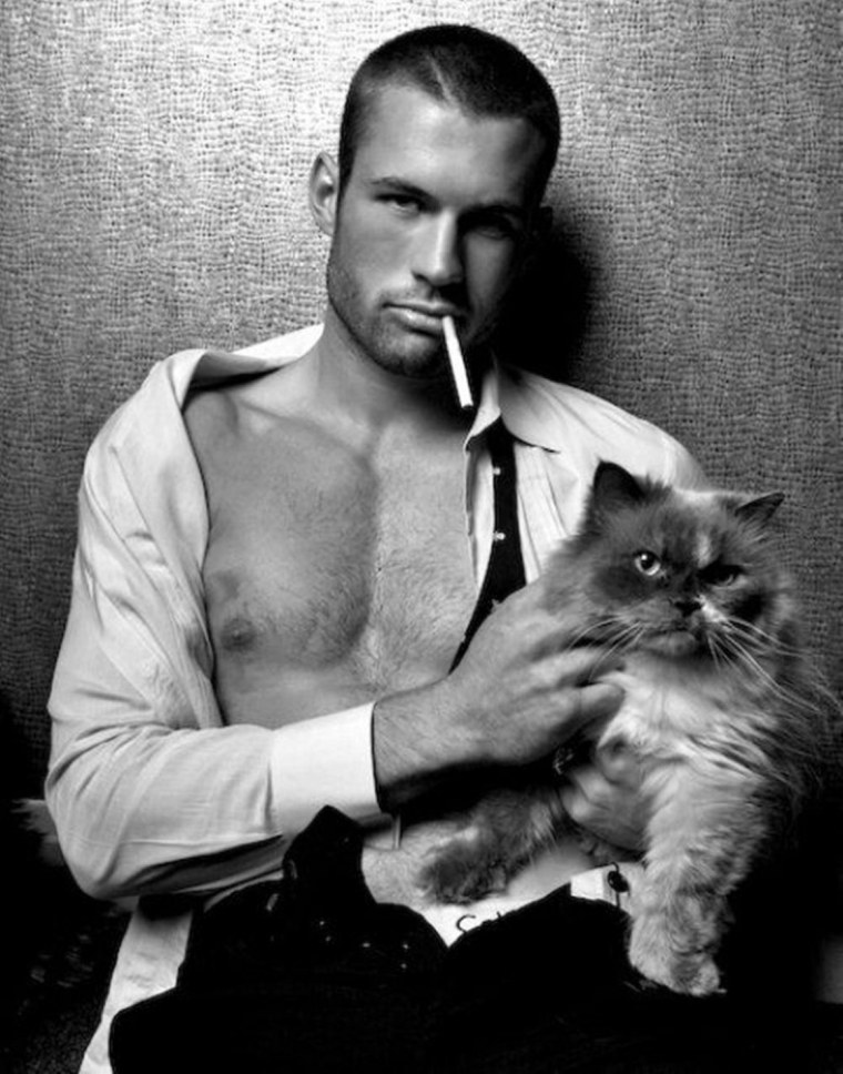 Брутальный мужчина с котом
