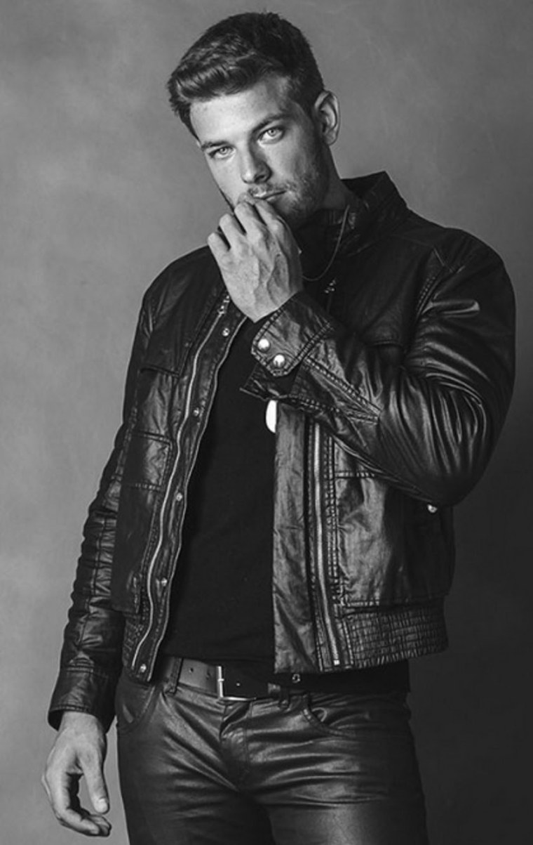 Красивый мужчина в кожаной куртке