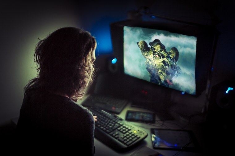 Человек за монитором компьютера