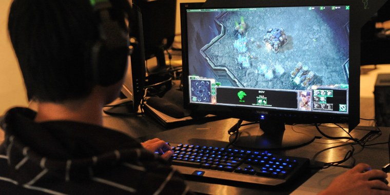 Человек за компьютерной игрой