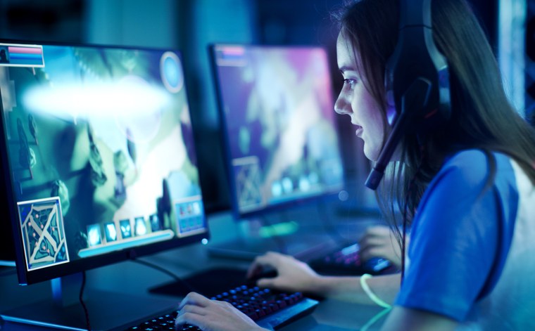 Девушки играющие в компьютерные игры