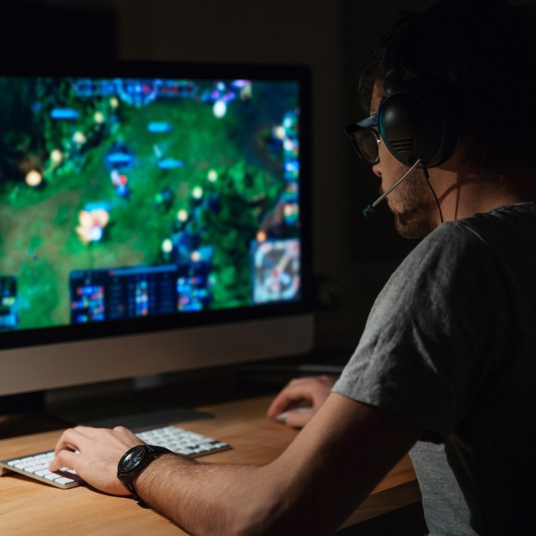 Игра в компьютерные игры перед сном