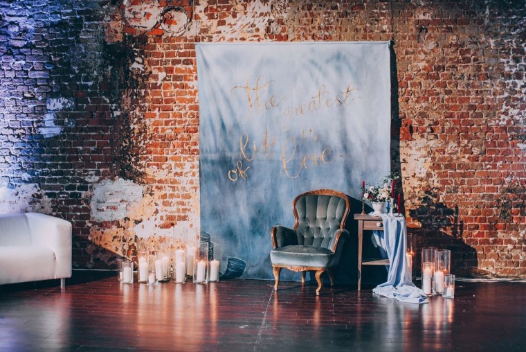 Фотозона в стиле лофт на свадьбу