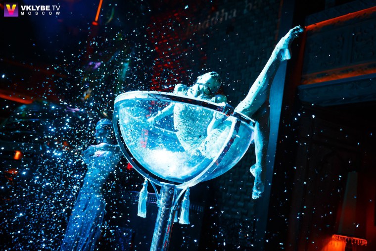 Леди с бокалом