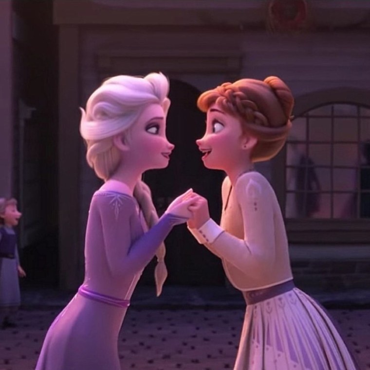 Холодное сердце 2 Эльза и Анна обнимаются