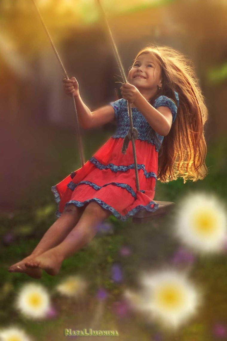 Девочка качается на качелях