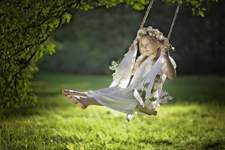 Девочка на качелях